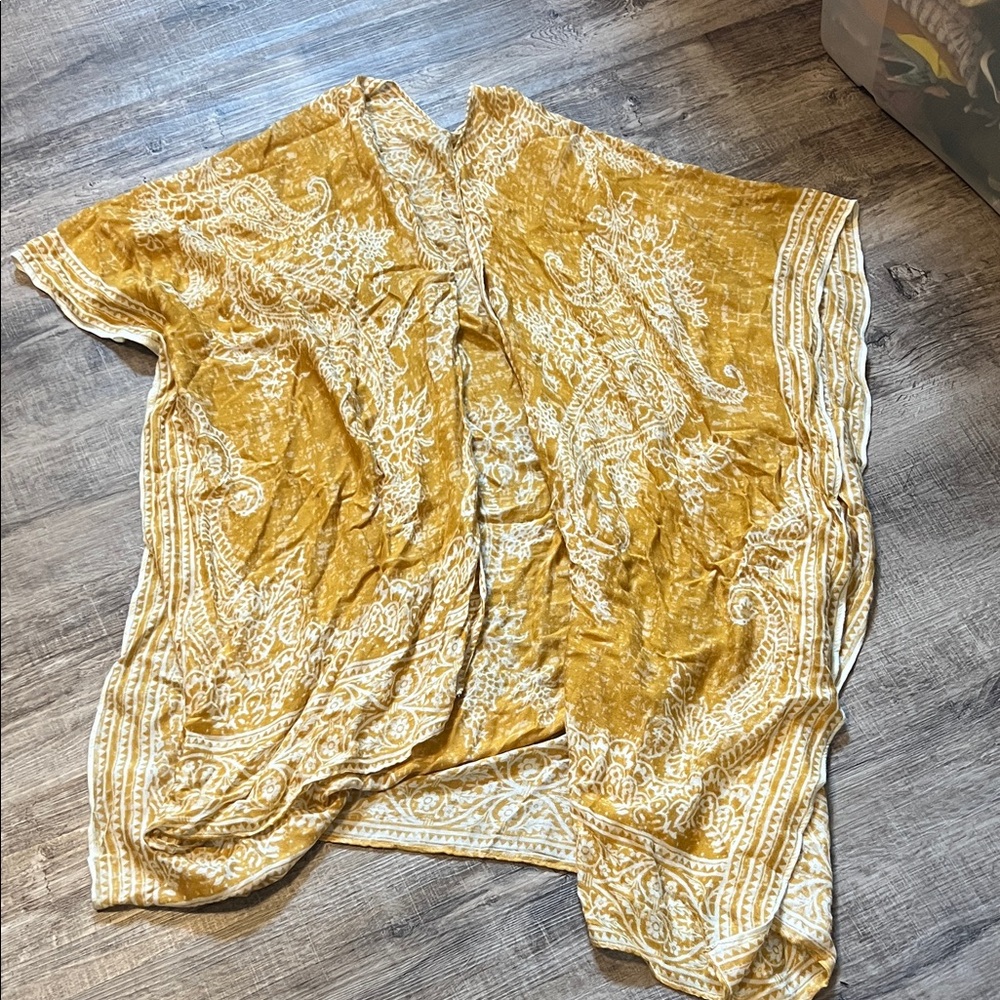Elegant Gold and White Scarf